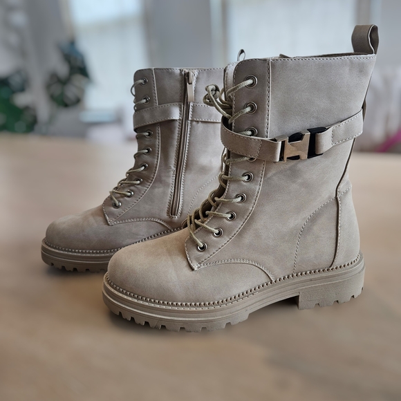 Women's Cream Lace-Up Boots - Picture 5 of 5